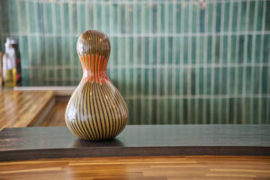 存在感を放つベネチアングラスの花瓶。 ユニークで愛らしいフォルムが特徴的。