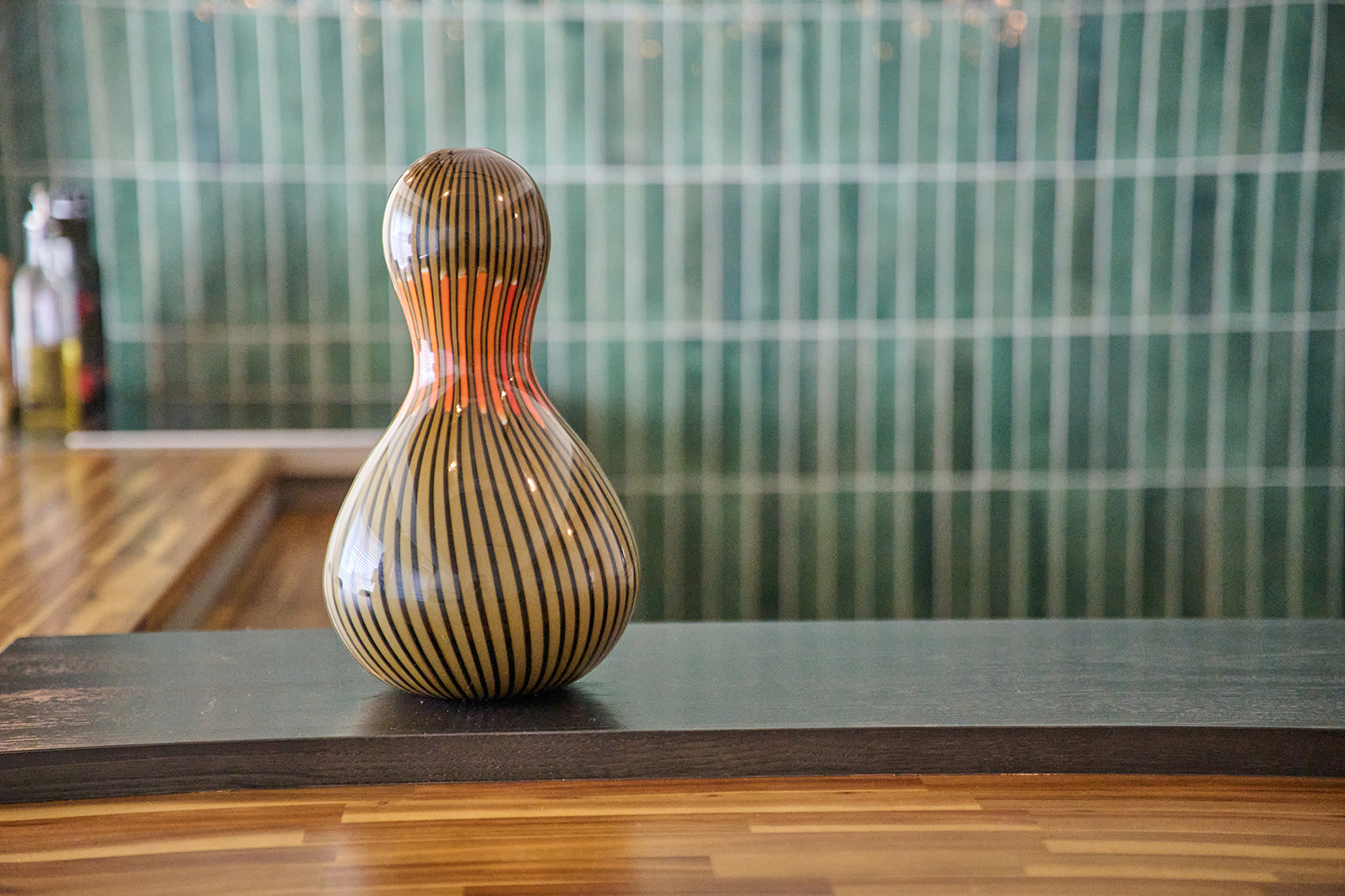 存在感を放つベネチアングラスの花瓶。 ユニークで愛らしいフォルムが特徴的。