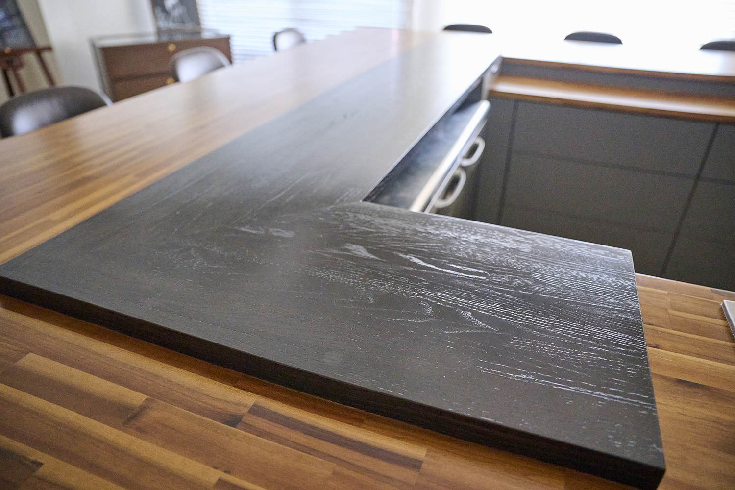 キッチンに立つシェフをゲストが囲むような構図は自然と会話も花が咲く。