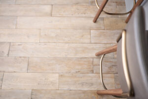 フレンチシャビ―な床材は異国情緒を感じさせる。