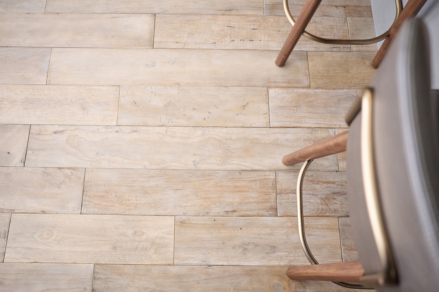 フレンチシャビ―な床材は異国情緒を感じさせる。